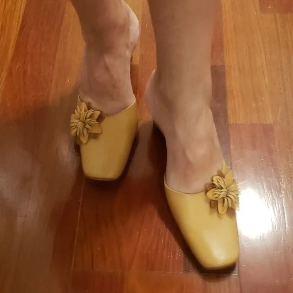 Tommy Bahama Mules All Leather Made in Spain 6M EUC Nude Natural Tan - Picture 2 of 10